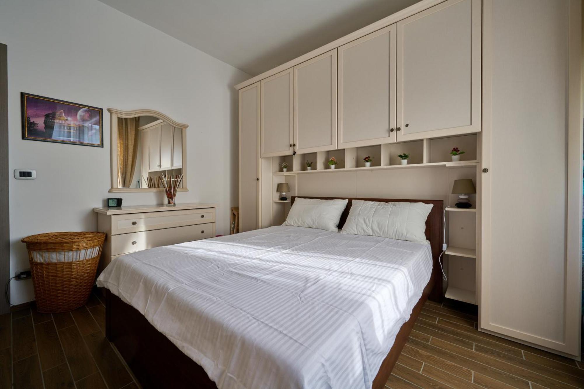Apartamento Wissam's Red Kitchen